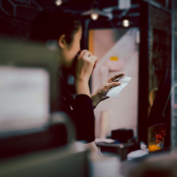 retail worker using 2-way radio